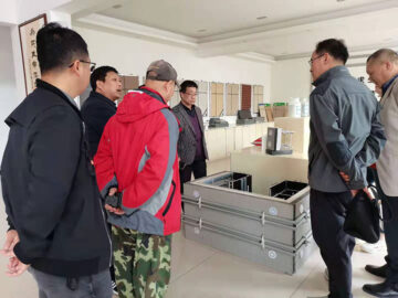 河南省建設(shè)廳科技與標(biāo)準(zhǔn)處康處長(zhǎng)、河南省建筑協(xié)會(huì)段秘書(shū)長(zhǎng)、河南省建筑科學(xué)研究院黃工等一行蒞臨考察